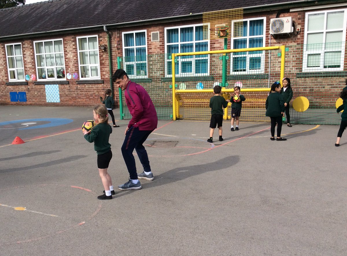 mauldethprimary's tweet photo. Thanks Paco - great work on invasion games with Year One at Mauldeth Road! https://t.co/5KnGwGF1i0