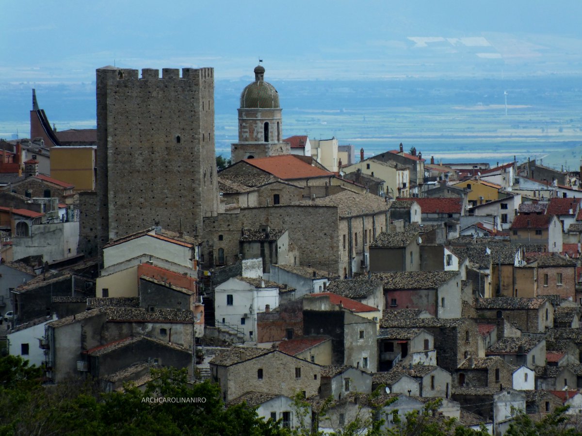 BorghiPiuBelli's tweet photo. #28marzo La maestosa chiesa madre, la torre superba con le eleganti bifore e il palazzo ducale vegliano sulle casette aggrappate le une alle altre di #Pietramontecorvino, #borgo scavato nella roccia e immerso nel #paesaggio della #Daunia @WeAreInPuglia https://t.co/QBmaD6SCl7 https://t.co/pxnxdzlfX5