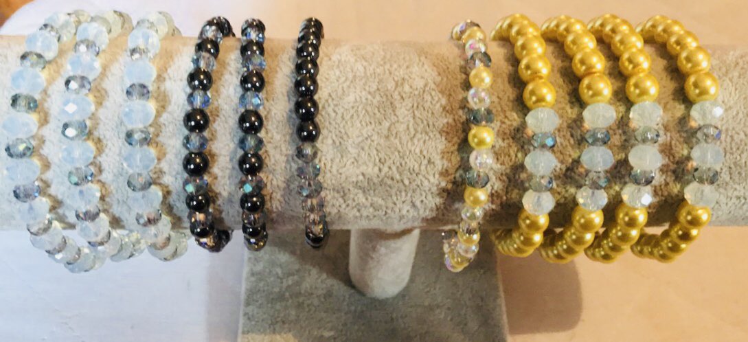 beautbeadsbykel's tweet photo. Swarovski elements beaded bracelets 📿 lovely gift 💝 #beadedbracelets #swarovskielements #gift #lovelygift #ladies #girls #velvetbag #beautbeadsbykel

 £12 each plus pp! DM or email beaytbeads@Hotmail.com 🙏🏻 https://t.co/tGPv3AEFLu