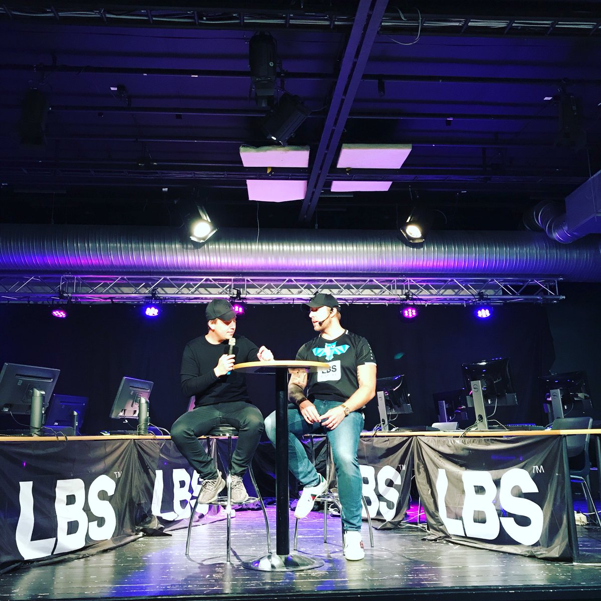 LBSThn's tweet photo. Hangout med HeatoN på LBS i Varberg har dragit igång. Våra e-sportselever är här. Just nu lyssnar vi på en föreläsning av HeatoN och Peter Strömberg. https://t.co/9iMOrAfvtM