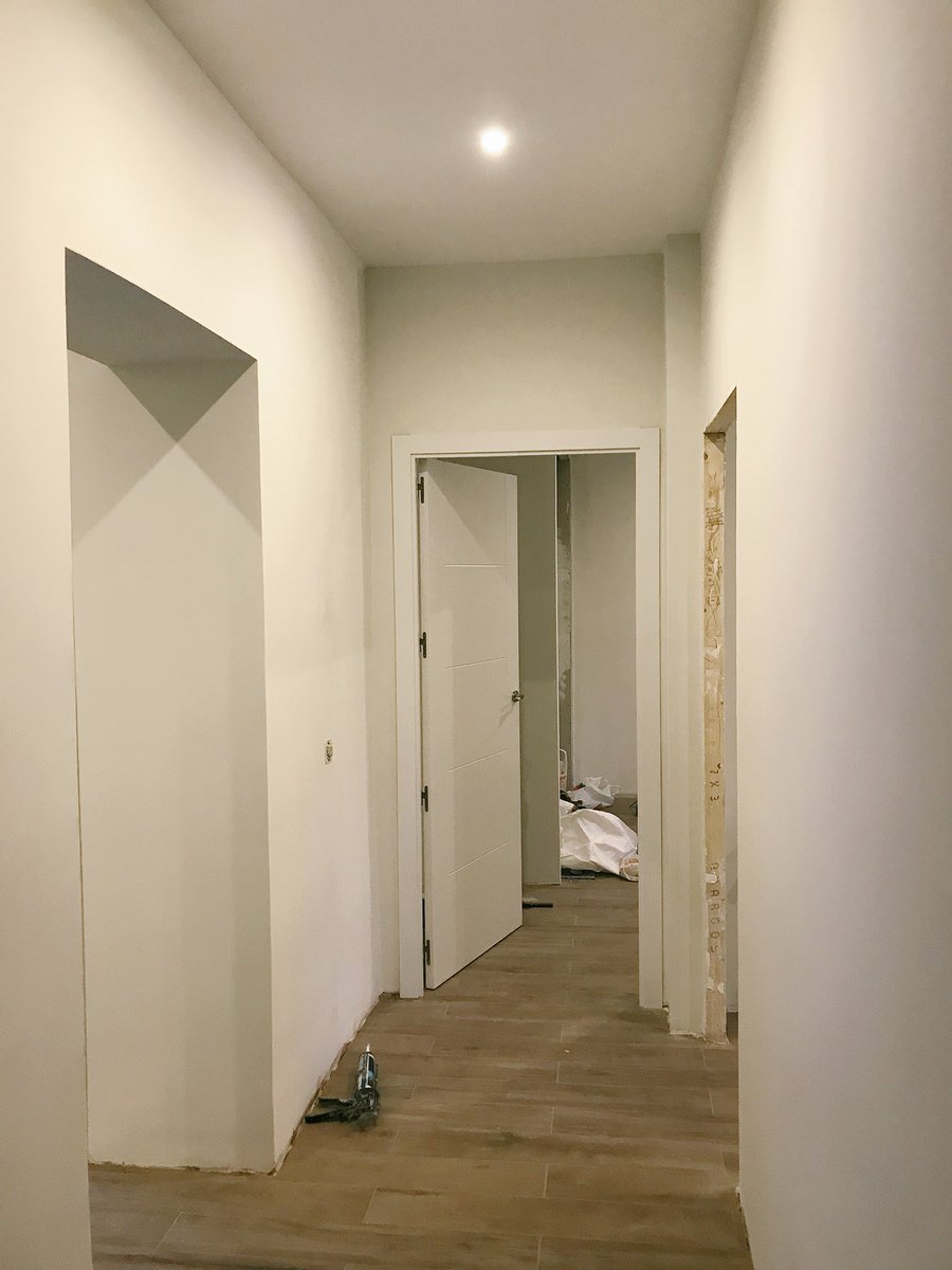 inspiracion_al2's tweet photo. NOS #SIGUES? Así está quedando nuestro #proyecto casi #terminado: #reforma #integral de un #piso en #Madrid. Ya están #colocadas las #puertas y los #rodapies! #SIGUEMEYTESIGO #interiordesign #architecture #apartment #decor #homedecor #diseñodeinteriores #interiorismo #blanco https://t.co/JYpnC2cwaI