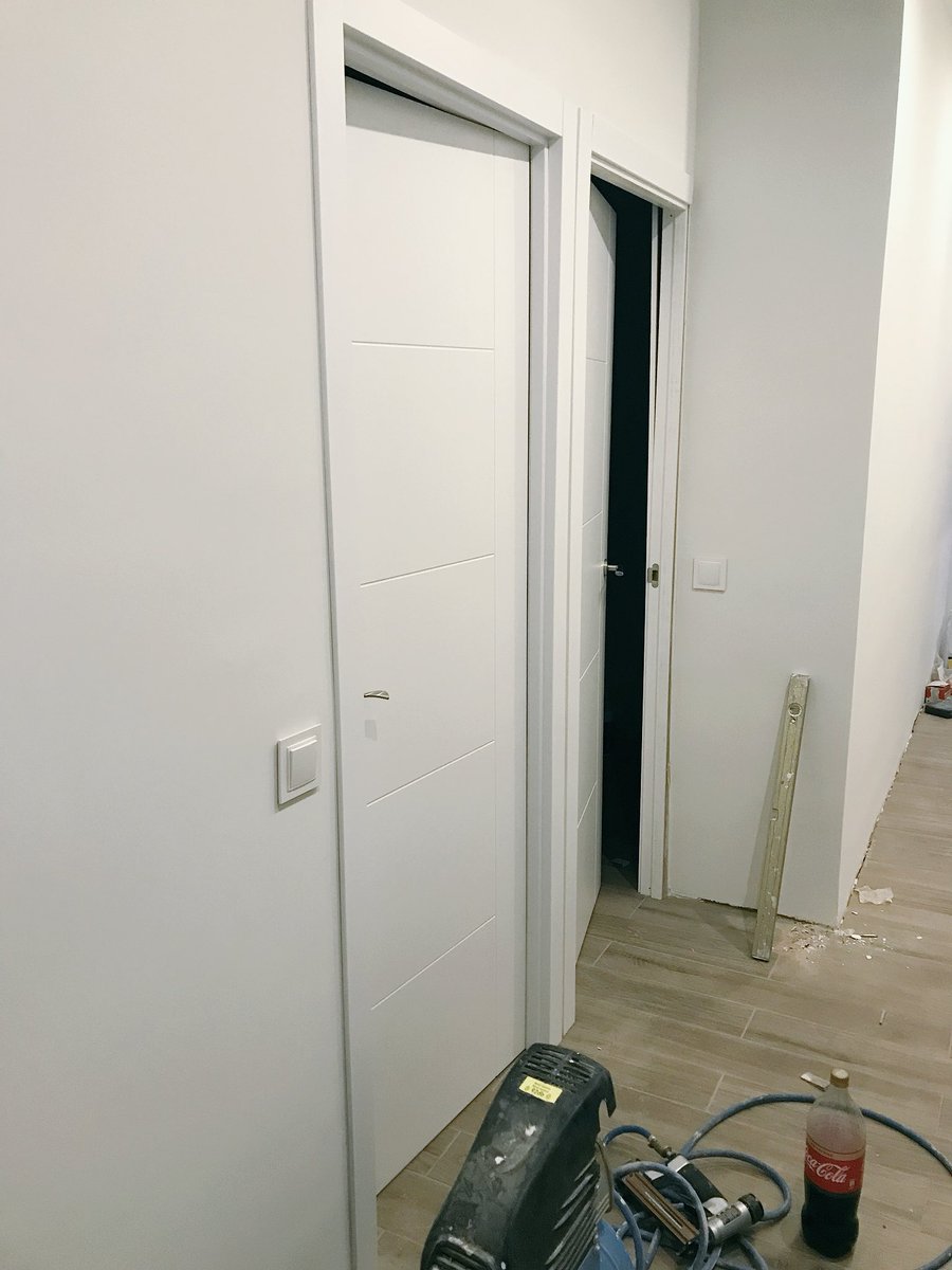 inspiracion_al2's tweet photo. NOS #SIGUES? Así está quedando nuestro #proyecto casi #terminado: #reforma #integral de un #piso en #Madrid. Ya están #colocadas las #puertas y los #rodapies! #SIGUEMEYTESIGO #interiordesign #architecture #apartment #decor #homedecor #diseñodeinteriores #interiorismo #blanco https://t.co/JYpnC2cwaI
