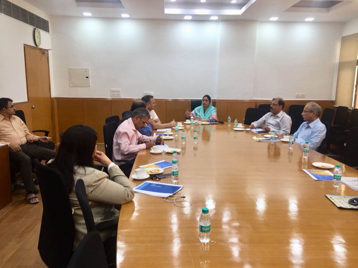 MOFPI_GOI's tweet photo. Hon'ble Union Minister, FPI, Smt. @HarsimratBadal_ chairing a meeting with senior officials (FPI) and representatives from #CII, #KPMG & #FSSAI to discuss 'Food Wastage Bank'.
#TransformingFoodProcessing https://t.co/kVBcPA0BNN