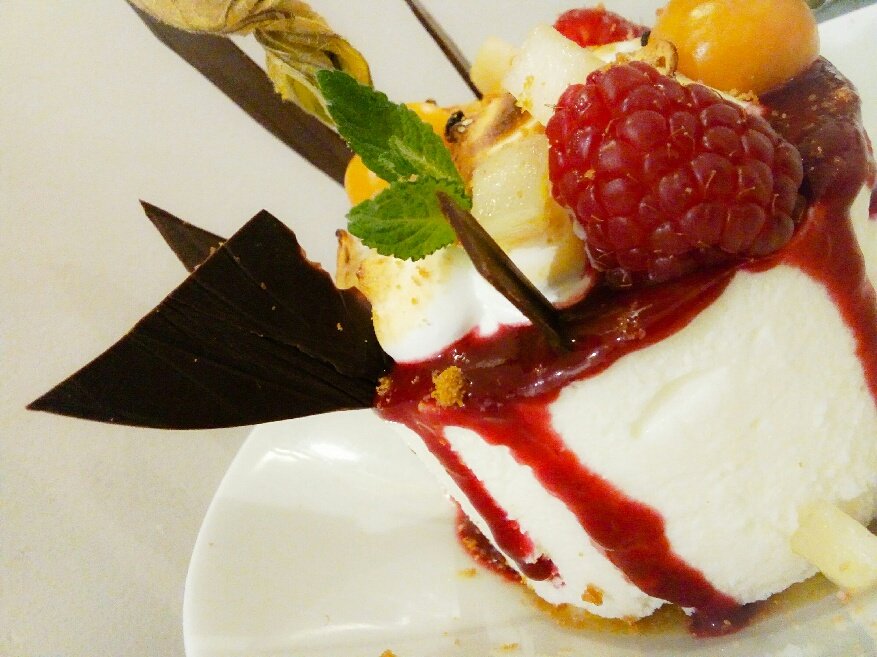 BurosseNicolas's tweet photo. 🍰Blanche légèreté🍰
Dernière semaine avant changement du Menu-Carte au Farniente
#food #Paysbasque  #foodporn #passion #Espelette #Farniente #passion @guideMichelinFR  #produits #Printemps #pastry #dessert #cheese #instafood #Euskadi @CoteBasqueMme @LeFooding @francebleu #chef https://t.co/mG3tQy2Qbb