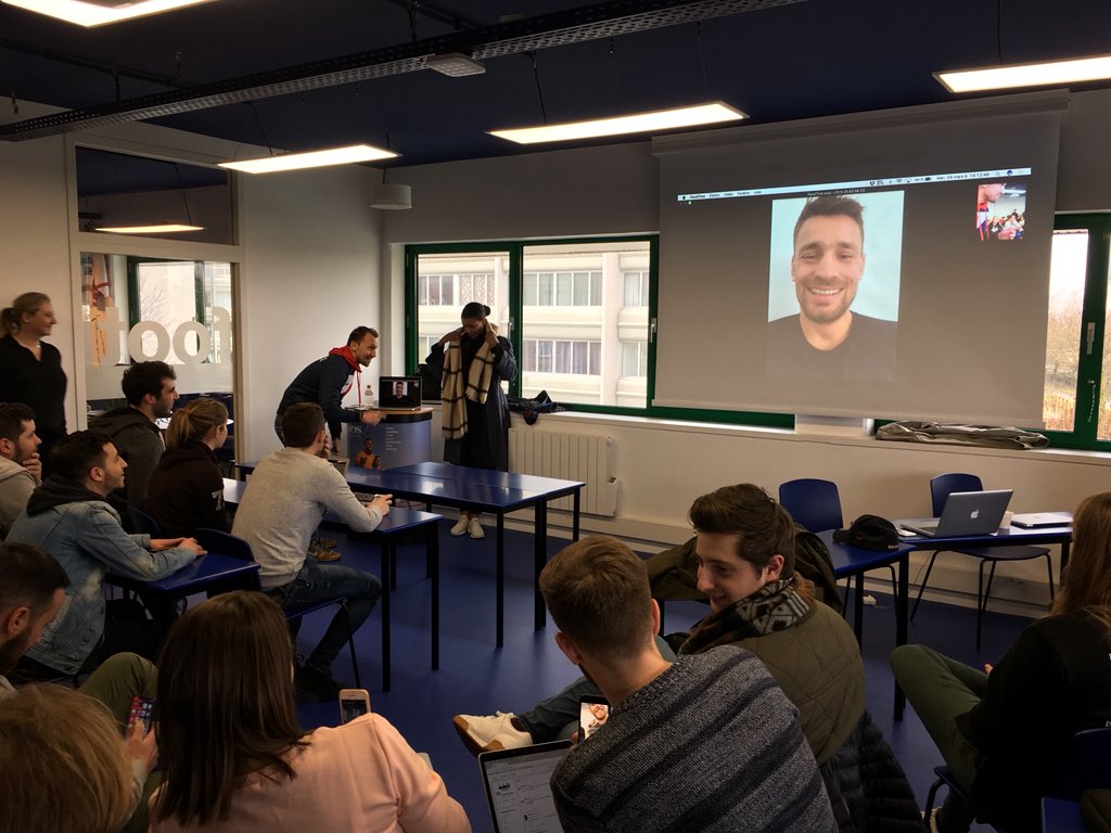 AMOS_Lille's tweet photo. @MatDebuchy est en direct avec nos étudiants !! Il répond aux questions des AMOSciens lillois sur le projet #Padbol ! Merci pour le temps accordé !
#JDE2018 #LOSC #ASSE #ARSENAL #NEWCASTLE https://t.co/Pw0HEW4BPh