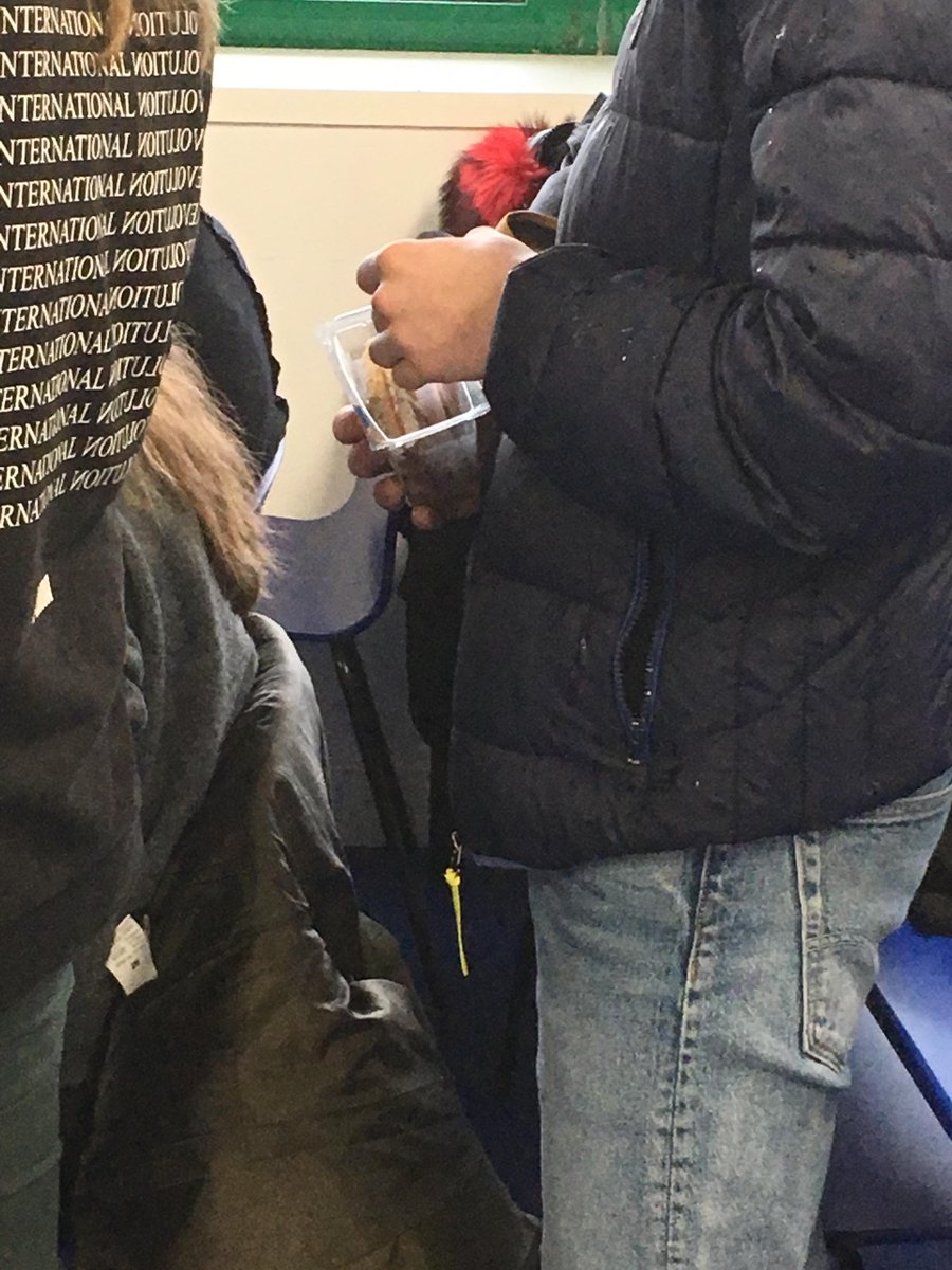 EMIX_AGENCY's tweet photo. ..... 
RÉGLEMENT INTÉRIEUR : "On ne mange pas dans les salles" 🤚🏻⛔️
@sylvieamoslille 

On ne vous répétera jamais assez les choses ! 😡

@AMOS_Lille https://t.co/EWMhz4eW0G