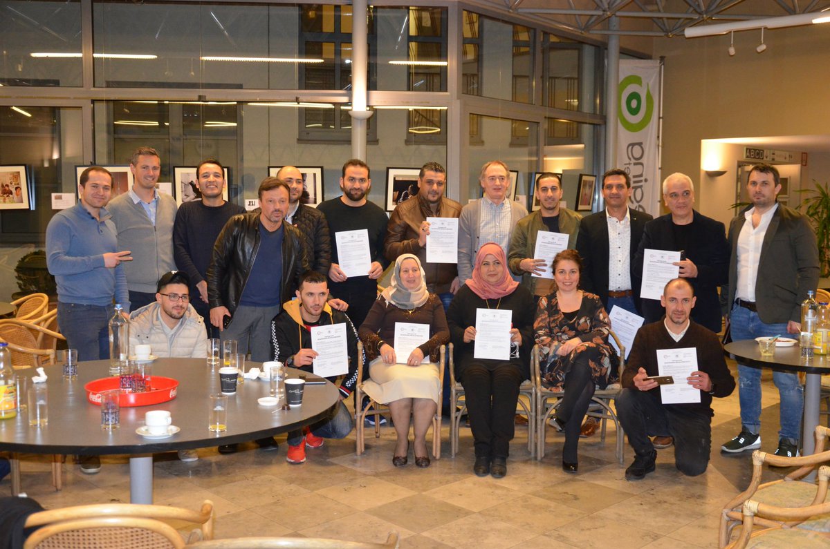 VluchtwerkVl's tweet photo. Onlangs haalden eerste 14 vluchtelingen in Vlaanderen hun attest bedrijfsbeheer. Via ons project AZO! kregen zij ondersteuning. @Stebovzw, @vdab_be  en @syntravlaandern organiseerden deze cursus. https://t.co/2PcscPOfyE https://t.co/vkoYZ30UvM