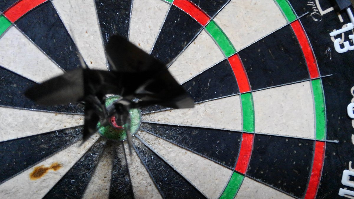 hironori_yamaji's tweet photo. 夜勤前の家投げ🎯
今日はイライラしてるんで、理想とする直線的な飛びを求めてフライトを変えてみました❗
やっぱりこのセッティングは飛ぶ👍
#CondorHardPointLong #BullsStarJULIA #TargetPowerTitaniumShaftGEN4 #酒樽工房100均フライト改 #ステインリムーバー https://t.co/Up3QJ97khC