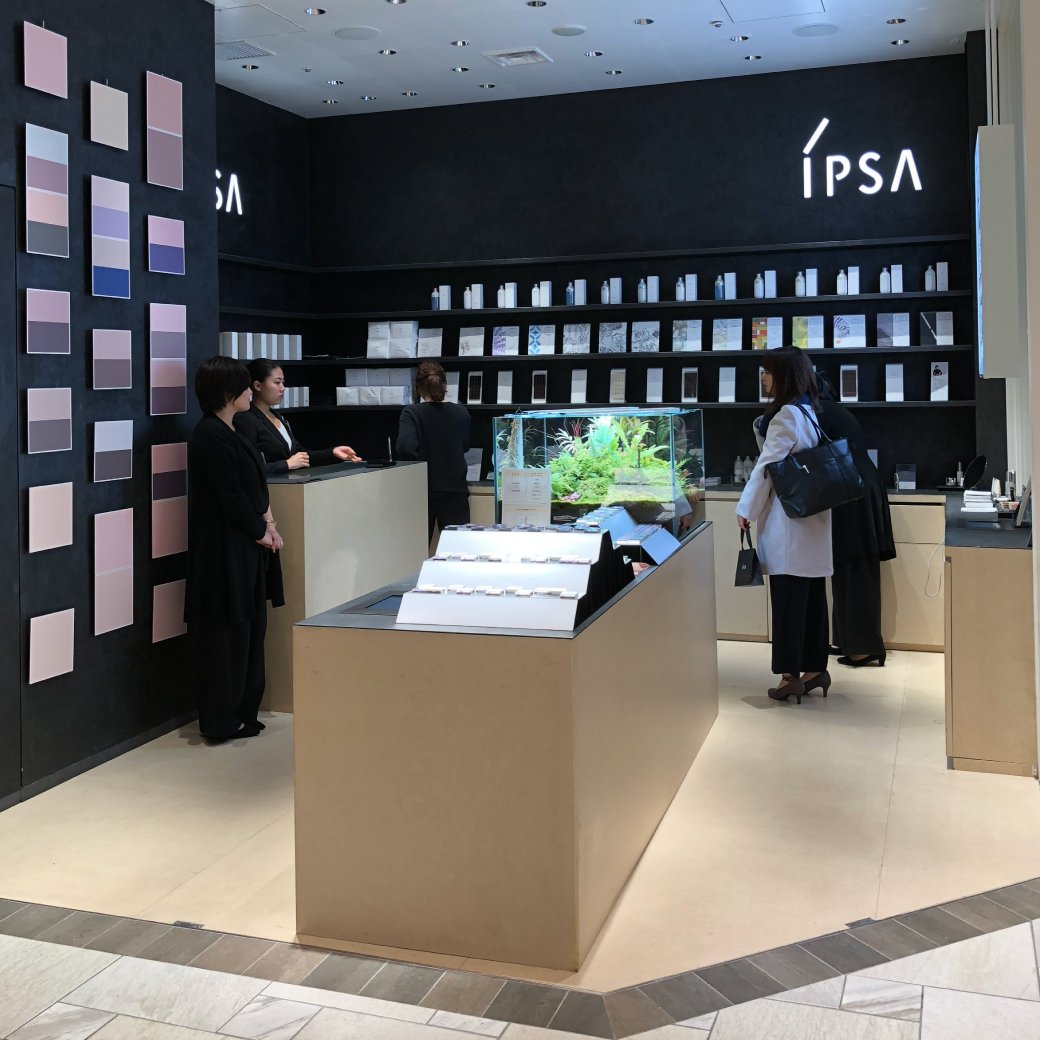イプサ Ipsa 公式 アイカラーのバリエーション ルミネ有楽町店の壁面には今 アイリシェイパー デザイニング アイシェードのカラーバリエーションをディスプレイ あなたの目元に しっくり くる色を見つけに来てください Ipsa イプサ ルミネ イプサ Ipsa 公式 アイカラーのバリエーション ルミネ有楽町店の壁面には今 アイリシェイパー デザイニング アイシェードのカラーバリエーションをディスプレイ あなたの目元に しっくり くる色を見つけに来てください Ipsa イプサ ルミネ