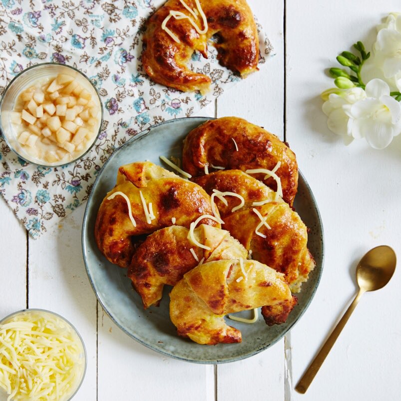 SuisTarte's tweet photo. Une recette 0 déchets ça vous dit?! Essayez les croissants aux fromages! À adapter avec ce qu’il vous reste dans le fond du frigo 😋 #cheese #zerowaste #NationalCheesesteakDay #french https://t.co/6Yf4H7YzP1