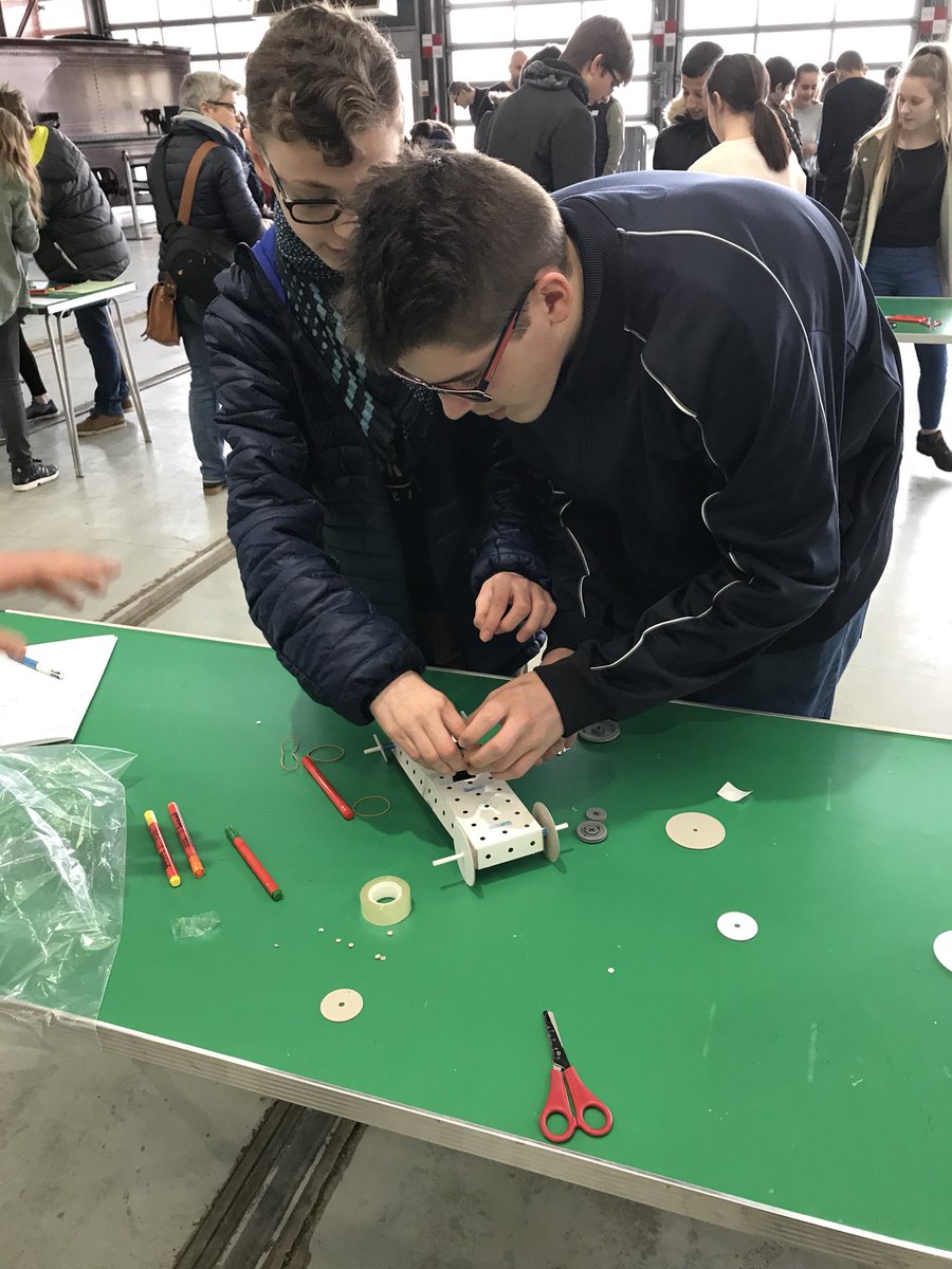 GreenfieldPArts's tweet photo. @LocomotionSHD @HitachiRailEU making our own cars for a competition between 8 teams #engineering #teamwork https://t.co/RJdgV0N8Yv