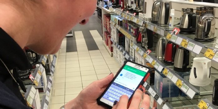 iAdvize_it's tweet photo. L’80% dei mobile surfer utilizza il proprio smartphone per prendere decisioni di acquisto o relazionarsi con il marchio, mentre un terzo lo utilizza per effettuare l’acquisto. Sei pronto ad integrarlo nella tua strategia online?
https://t.co/xiKrUiGb92
#mobile #eCommerce https://t.co/osS2na9Yet