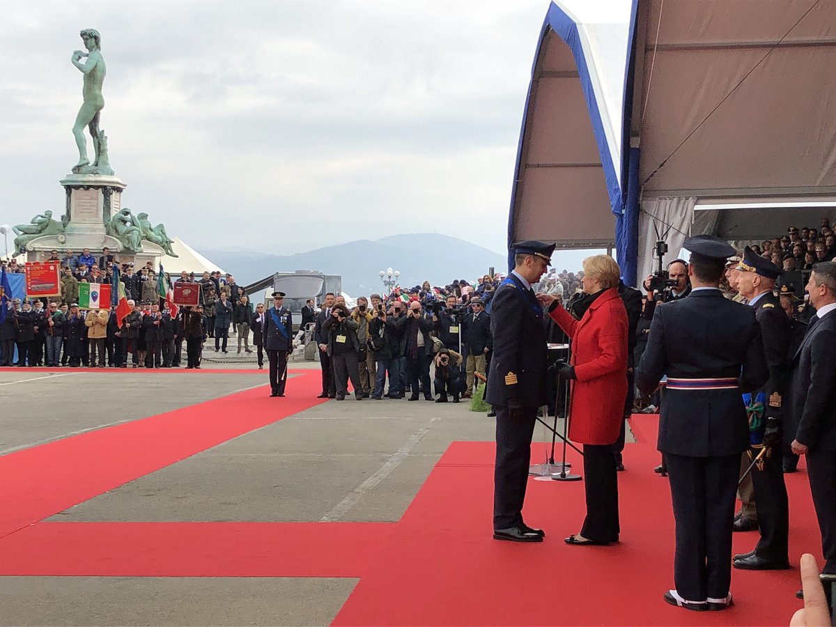 ItalianAirForce's tweet photo. #Firenze #95AM Conferita la Medaglia d’Argento al Merito Aeronautico al Colonnello Giampaolo Marin, Comandate del 16º Stormo di Martina Franca https://t.co/YiJ4K28i3E https://t.co/N6x75dRjGc