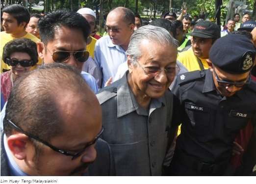 thetruenet's tweet photo. Protest or Not, No Stopping Redelineation Report Debate
The Dewan Rakyat descended into chaos with DAP stalwart Lim Kit Siang suspended for six months.
https://t.co/tiufh5cOtY
#thetruenet #NewsCurator #Redelineation #chaos #LimKitSiang #fact_based_reporting #contentthatmatters https://t.co/RgtWou0n8G