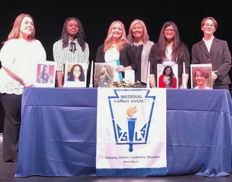 TaylorHighNHS's tweet photo. To the 2017 Executive Board: 
Thank you for all of your hard work with the NHS this past year! We appreciate you so much. Now, go do great things! 🎓

To the 2018 Executive Board: Congratulations on your new positions! Lead the NHS proudly, and good luck in the coming year! 💙 https://t.co/lirP2pjzD3