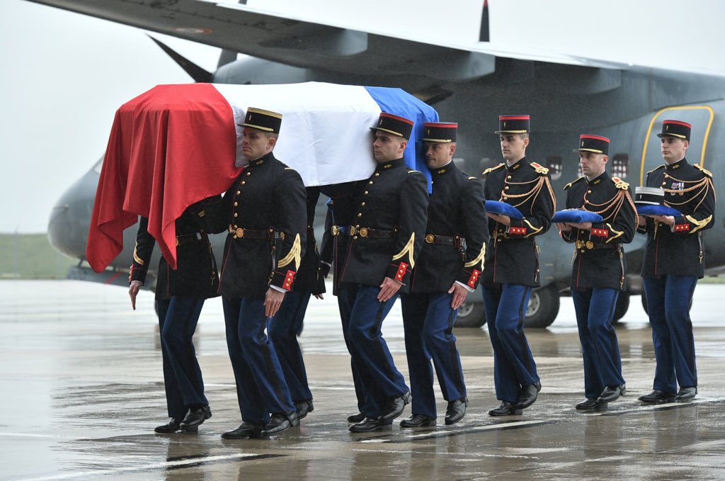 GossipRoomOff's tweet photo. Aujourd’hui la France rend un #HommageNational au gendarme Arnaud Beltrame, mort en héros ce samedi 24 mars. N’oublions pas les trois autres victimes : Jean Mazières, Christian Medves et Hervé Sosna. 🌹🇫🇷 https://t.co/WUQB2JV5Lb