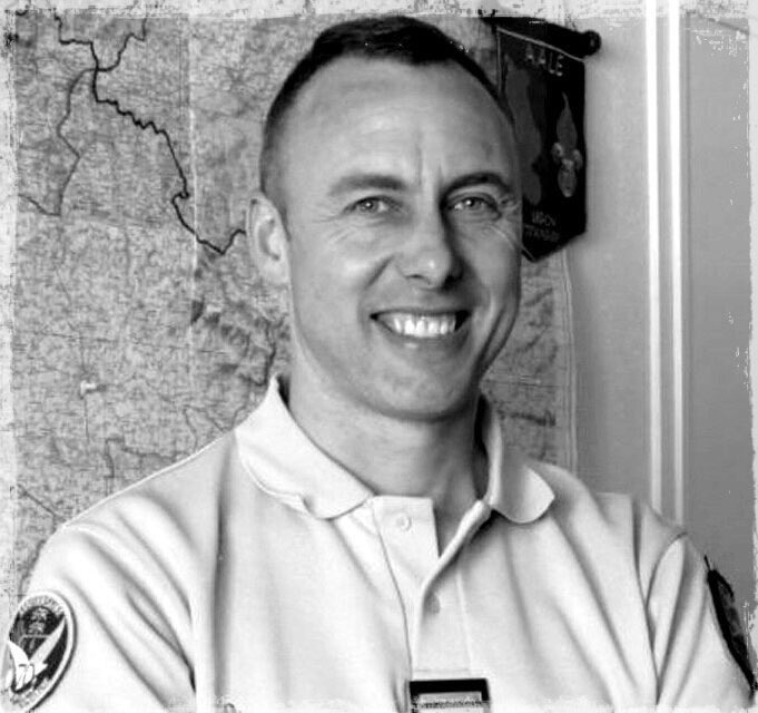 GossipRoomOff's tweet photo. Aujourd’hui la France rend un #HommageNational au gendarme Arnaud Beltrame, mort en héros ce samedi 24 mars. N’oublions pas les trois autres victimes : Jean Mazières, Christian Medves et Hervé Sosna. 🌹🇫🇷 https://t.co/WUQB2JV5Lb
