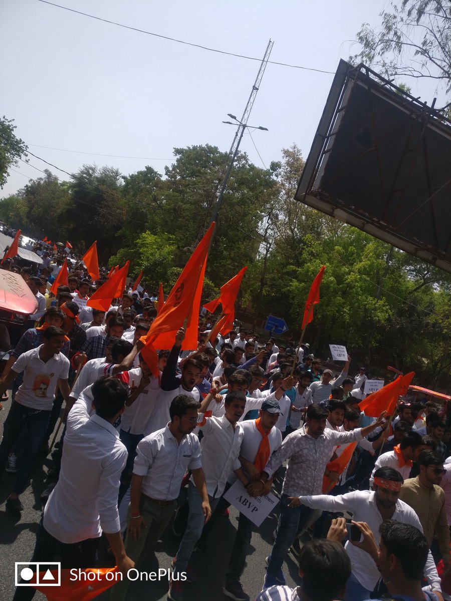 ABVPDelhi's tweet photo. #DelhiVidhansabhaGherao 
Today thousands of students of Delhi University &amp; other university flounced to Vidansabha to remind @ArvindKejriwal that he promised 20new colleges &amp; 200schools &amp; female commands,CCTV etc. Now, you will have to fulfill your promises.
#ABVP https://t.co/ZjoHCZw2wh