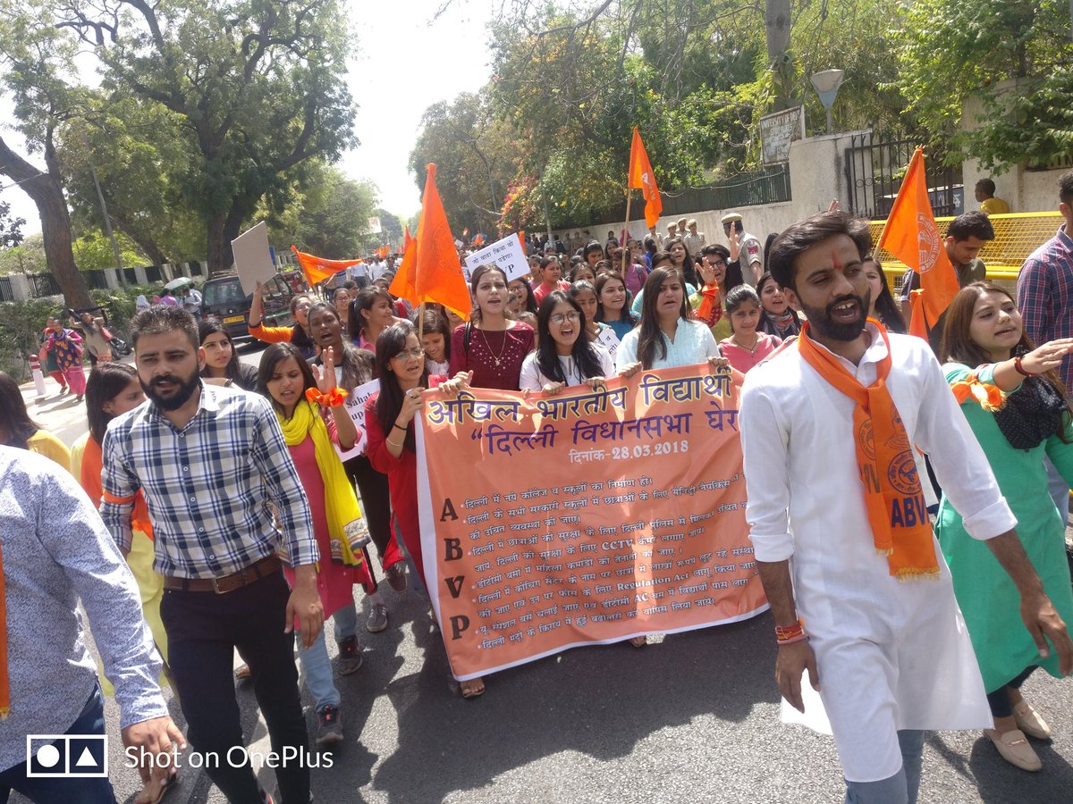 ABVPDelhi's tweet photo. #DelhiVidhansabhaGherao 
Today thousands of students of Delhi University &amp; other university flounced to Vidansabha to remind @ArvindKejriwal that he promised 20new colleges &amp; 200schools &amp; female commands,CCTV etc. Now, you will have to fulfill your promises.
#ABVP https://t.co/ZjoHCZw2wh