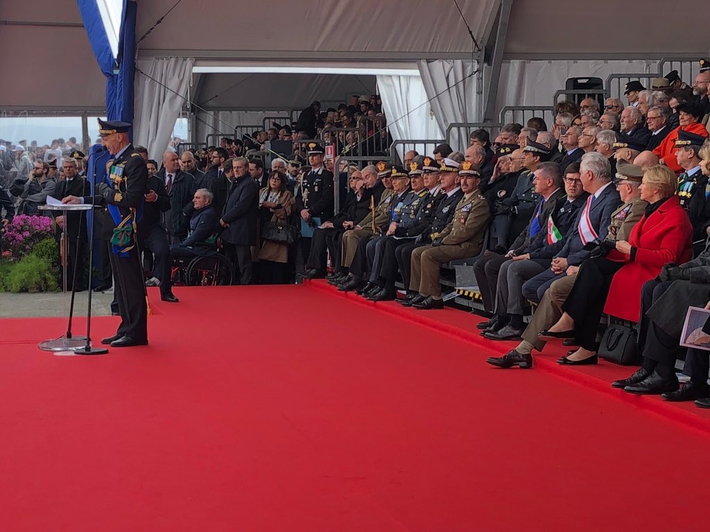 ItalianAirForce's tweet photo. #Firenze Piazzale Michelangelo: l'ntervento del Capo di Stato Maggiore dell'#AeronauticaMilitare durante le celebrazioni del 95º anniversario di #ForzaArmata #95AM segui la diretta https://t.co/fa1CDFe0qP https://t.co/tXOHfK4Rjj