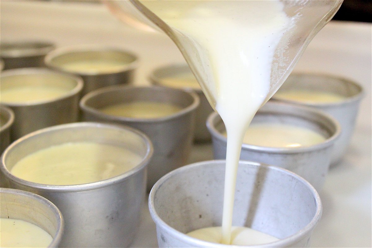 stradatweet's tweet photo. 3 simple ingredients to the perfect Panna Cotta - fresh vanilla specs, an irresistible creamy texture and just the right amount of wobble!
Our chefs have it down to a T!
#ChefPrep #PannaCotta #Dessert #Prep #Chef #ChefLife #Vanilla #AlmostBankHoliday #StradaFresh #HumpDay https://t.co/vmy5XTpFLt