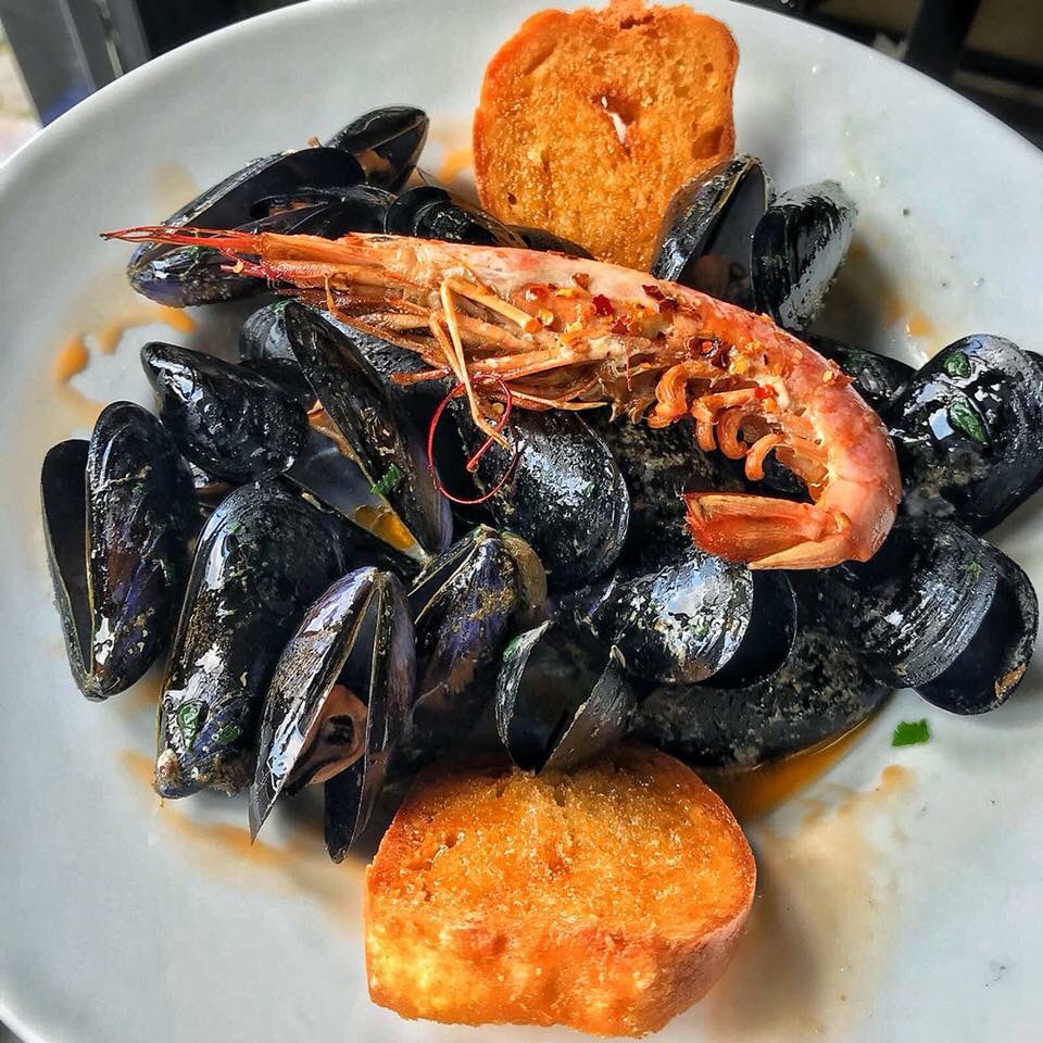 binarideltram's tweet photo. Domani è giovedì santo ed in via Nuova Poggioreale rispetto la tradizione preparando la zuppa di Cozze. Ci sarà anche la versione con i maruzzielli, i lupini ed il polpo verace 🤩🤩 l’olio piccante non mancherà mai ❤️ #suiBinariDelTram https://t.co/JRPQtrlgXY