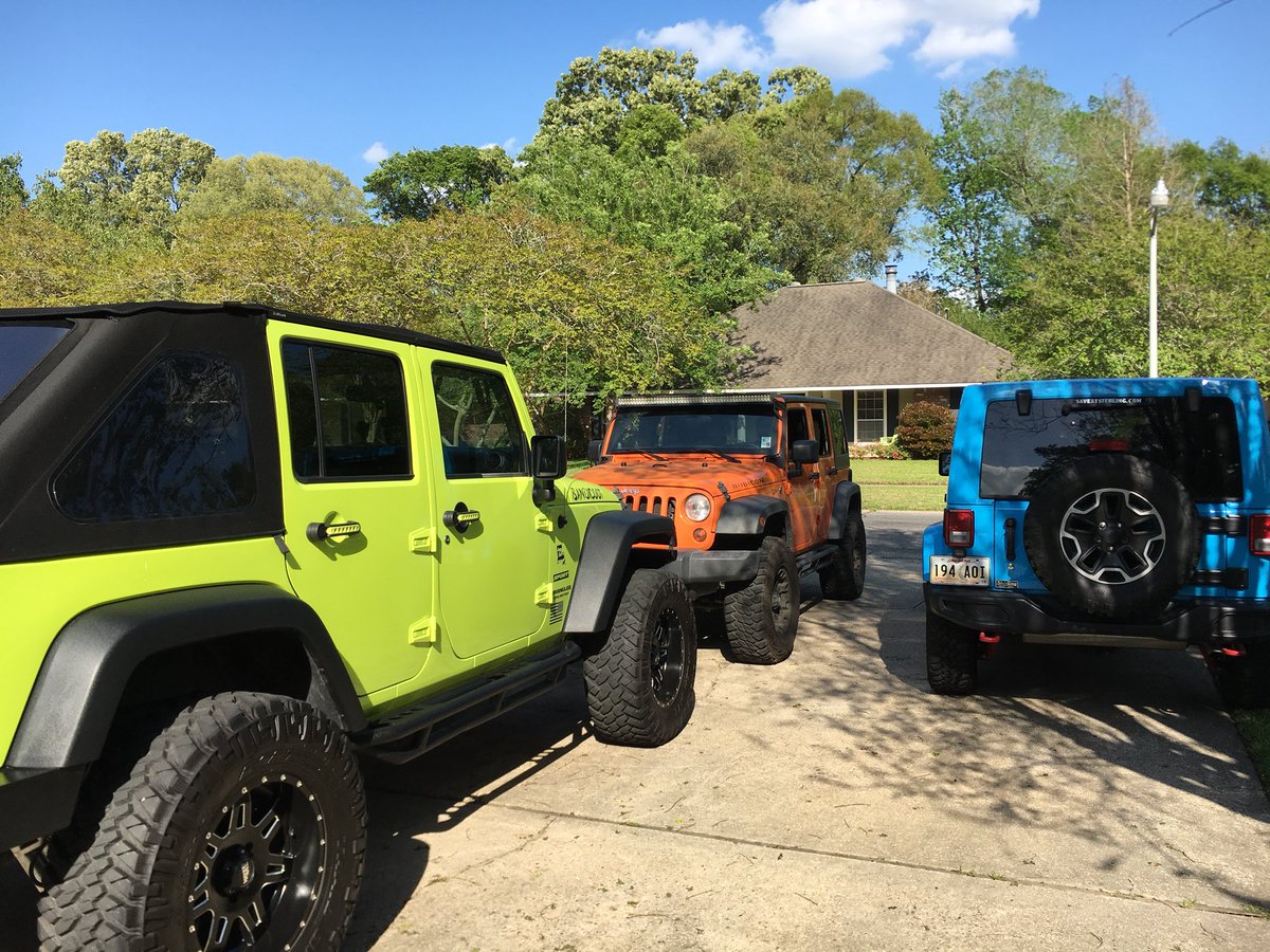 embolism1982's tweet photo. When your #ChiefBlue and #hypergreenDream have a Jeep visitor....love all the colors!!! https://t.co/vAmsme8ooz