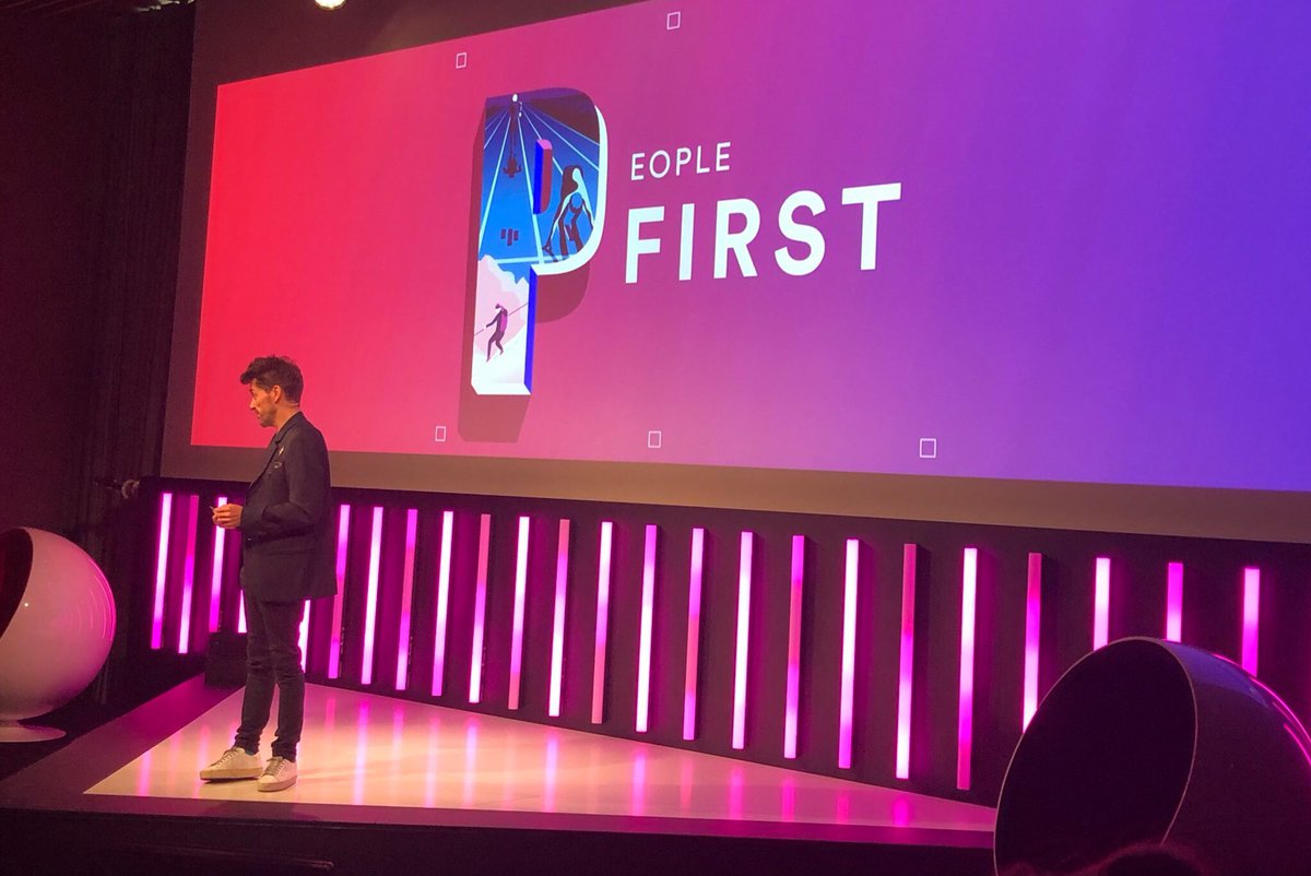 AmelieDiMurro's tweet photo. Il faut que les personnes qui travaillent dans l’innovation aient les yeux qui brillent, qu’elles soient passionnées et talentueuses. Il faut qu’elles se laissent emporter et pour ça, leur offrir l’environnement dans lequel elles vont s’amuser ✨ @fildefer #Labpostal #FBHDigital https://t.co/hM9yMEPjBp