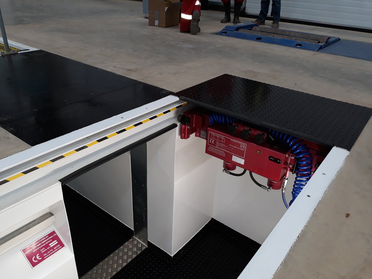 PremierPits's tweet photo. Our Premier Jack Store allows you to park your jack at the end of the pit so you aren't ducking under it all the time, the perfect pit solution! This accessory is a well established part of our optional extra range...check it out! #pinkpits #wearethepits #pitjack #jackstore https://t.co/7S7hLhDHcq