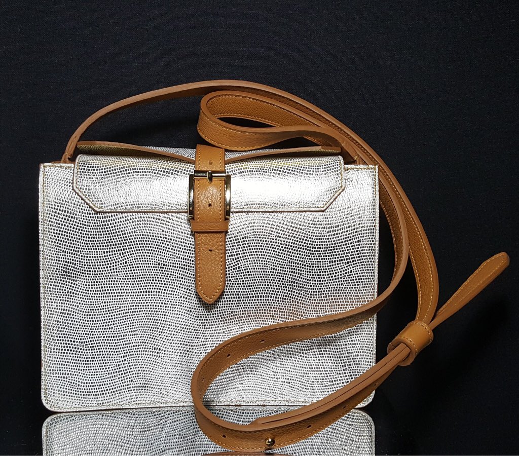 SacFustel's tweet photo. #sac à #main Rozenn #argenté et #doré avec #bandoulière. #fermeture avec #boucle. Sac #unique. Fabriqué entre #saintmalo et #Rennes dans mon #atelier. #madeinfrance en #Bretagne. https://t.co/fsjr45ZSIL