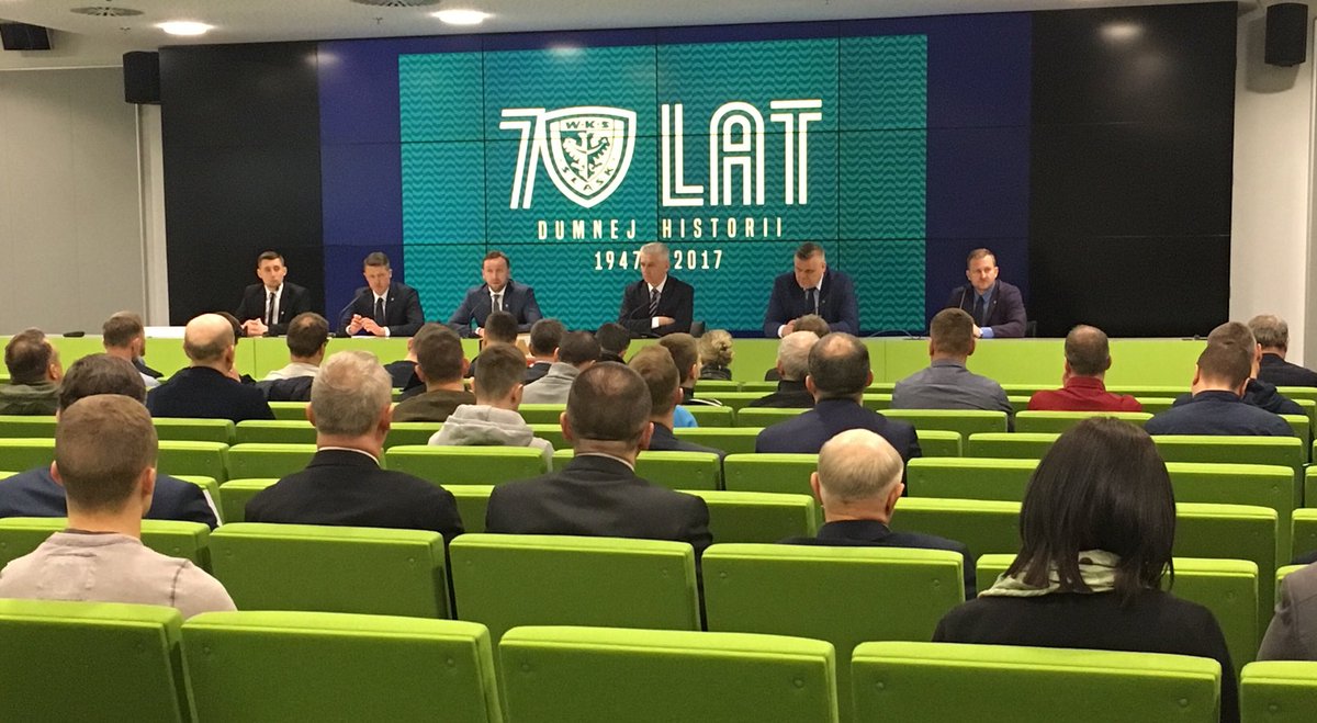 WKS Śląsk Wrocław zaprosił do współpracy lokalne samorządy oraz kluby piłkarskie, które funkcjonują na ich terenie. Głównymi założeniami strategicznego porozumienia są wspólne działania na rzecz szkolenia dzieci i młodzieży.