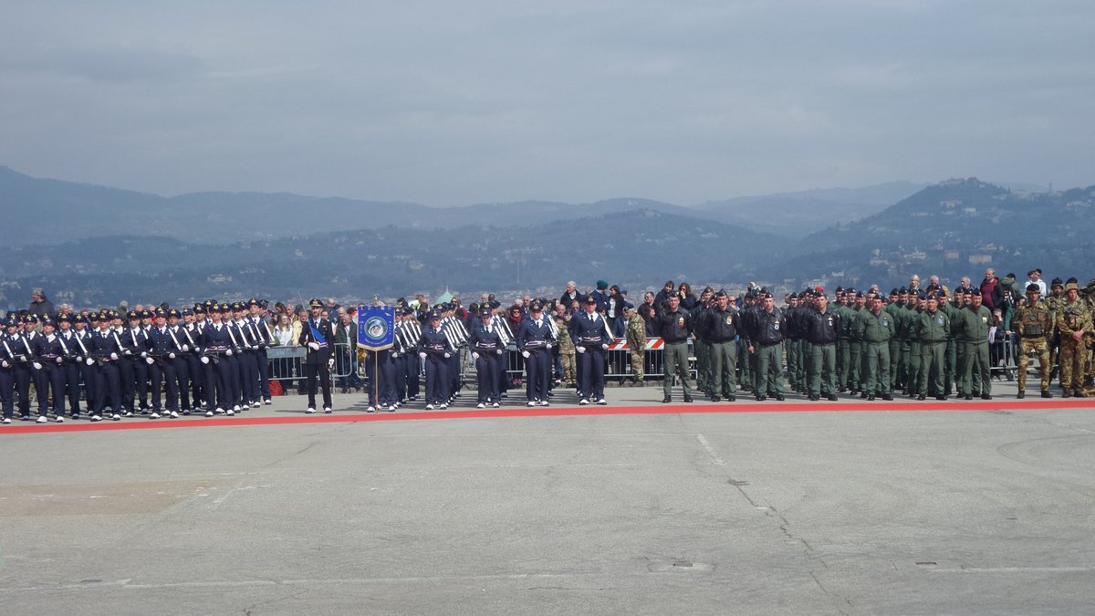 SM_Difesa's tweet photo. #GenGraziano “in un momento particolarmente complesso,per poter cooperare in ambito internazionale dobbiamo essere competitivi e l'#AeronauticaMilitare rappresenta una forza aerea perfettamente integrata nelle dimensioni interforze, interagenzia e multinazionale”#95AM #Firenze https://t.co/6dVpQlRNac