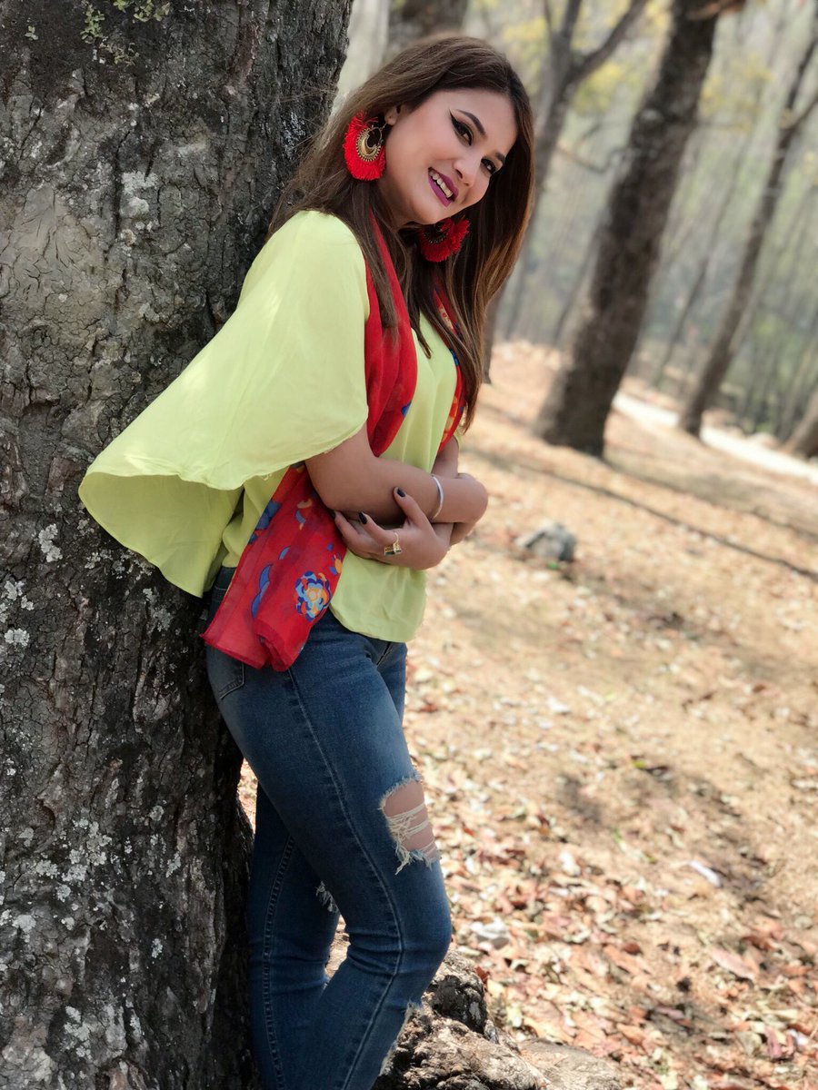singerapsara's tweet photo. #mygoodday😍#shootingtime😍💞 https://t.co/H2vGZeJgjw