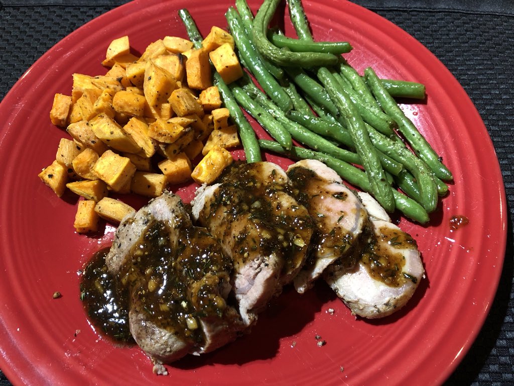 JSKuntz's tweet photo. @HelloFresh Box 3 📦 Meal 1 🥘 
Honey-glazed Pork Tenderloin with Sweet Potatoes and Green Beans
Coming home to my #HelloFresh box 📦 is like Christmas!!! 🎁 
#HelloFreshPics #GetCooking #weeknightdinner https://t.co/V1PcjQKnY0