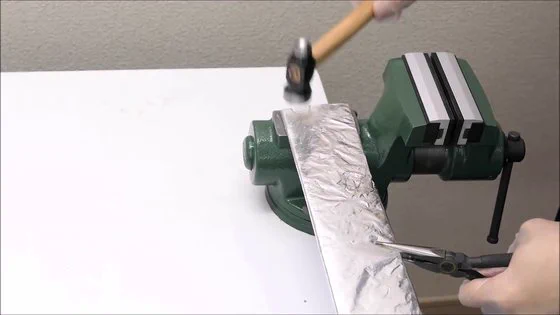 天才かよ！アルミホイルを叩いて包丁を作ってしまう鍛冶師が現れるｗｗｗ