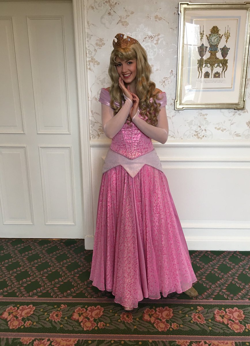 CharactersPBlog's tweet photo. Live from the Disneyland Hotel #disneylandparis #disneyparks #disneypricesses #disneycharacters #disneylandhotel https://t.co/QEeaQFQ0Ia