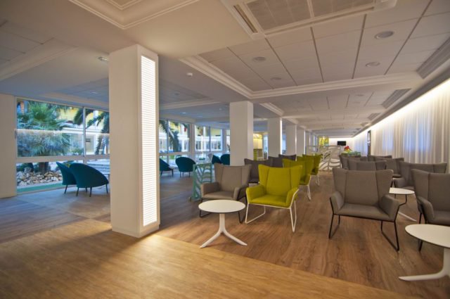 decoramus's tweet photo. @vitale_estudio ha proyectado la reforma de este hotel familiar en Castellón, entre la playa y el campo de golf. https://t.co/0I52eFky8e https://t.co/vvIODP5hwA