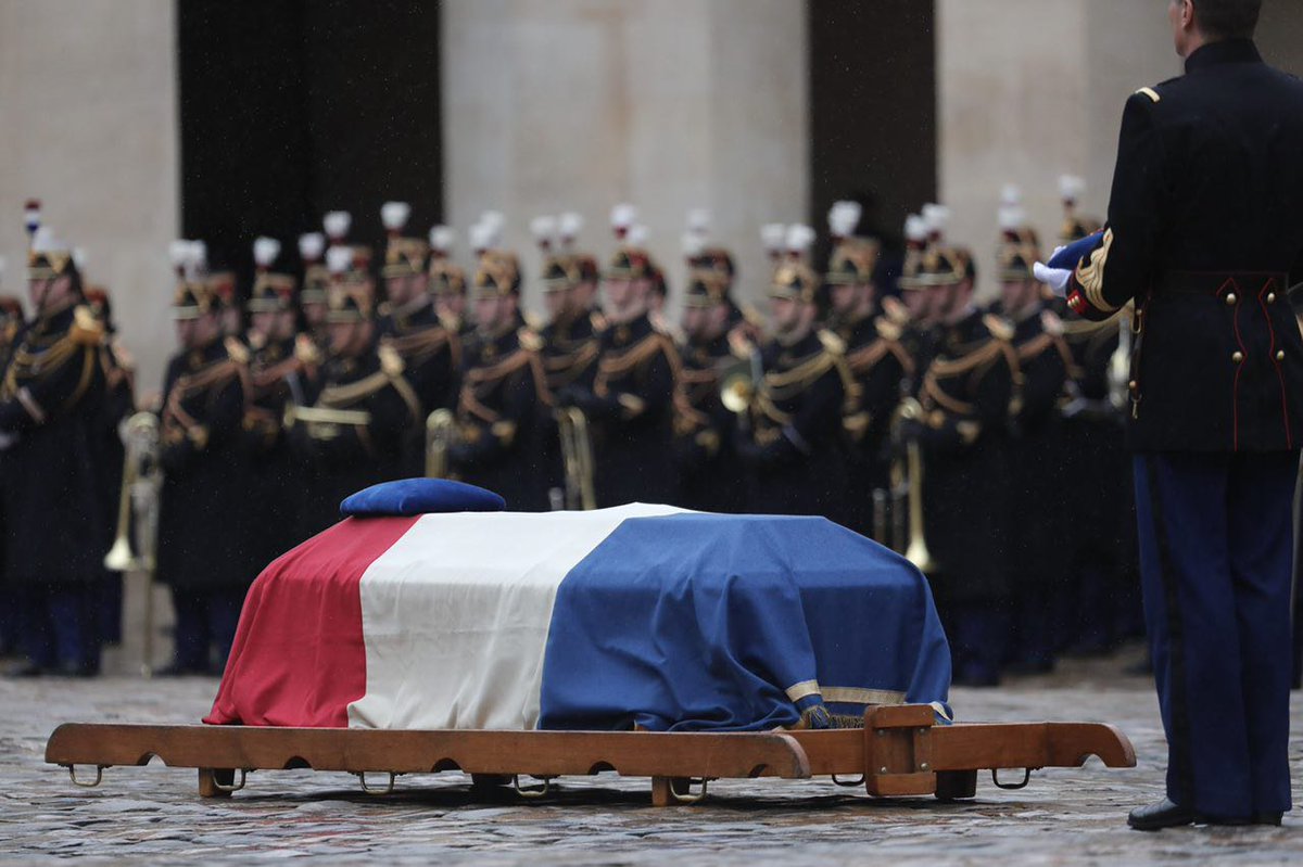 EmmanuelMacron's tweet photo. La lueur qu’Arnaud Beltrame a allumée en nous ne s’est pas éteinte avec lui. Elle s’est au contraire propagée. Puisse son engagement nourrir la vocation de toute notre jeunesse. https://t.co/LCR1CGsdTb