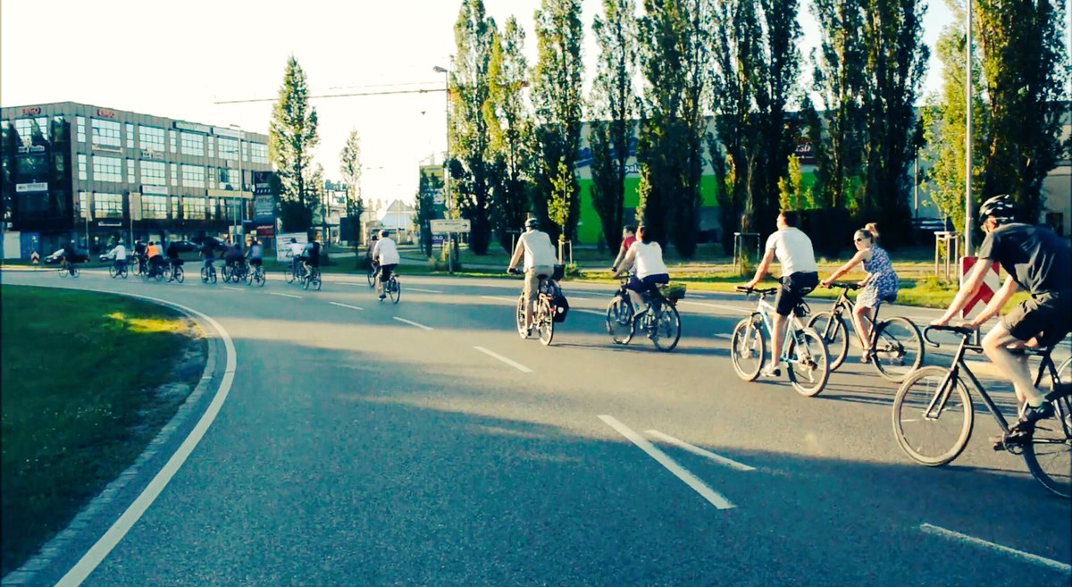 Critical_Mass_i's tweet photo. Am Freitag ist wieder Critical Mass Ingolstadt um 19 Uhr am Rathausplatz. Jeder darf mit fahren egal Welches Fahrrad. Das Wetter soll endlich besser werden 🚲👍 https://t.co/MCEHQUcJeL