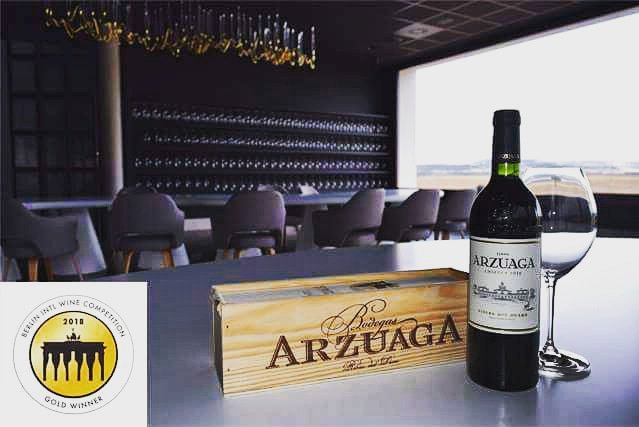 BodegasArzuaga's tweet photo. Hoy brindamos para desearos una feliz #SemanaSanta2018 con nuestro tinto #Arzuaga Crianza 2015.
Este vino ha sido galardonado con la medalla de ORO 🏅 en los premios Berlin International Competition Wine 2018.
¡A brindar!
#DescubreArzuaga
#winelovers https://t.co/teVPrJHxTp
