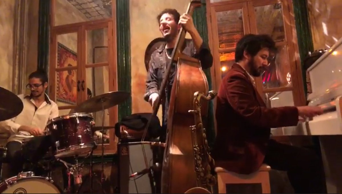 Le contrebassiste Omer Avital était en concert hier au LunÀtico (Brooklyn) avec son groupe Qantar ! #groovepuissant

À regarder ici : facebook.com/omeravitalmusi…

 💿 Il sortait en 2016 'Abutbul Music' disponible ici : smarturl.it/AvitalAbutbulM…