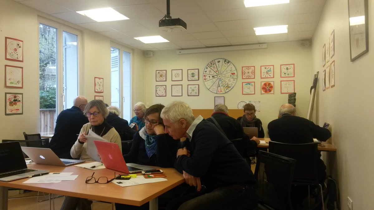ECOTEMPSparis's tweet photo. Quelques images de l'atelier informatique 📱💻⌨️🖱️
 Merci aux super animateurs et aux nombreux participants !
 #entraide #partage #reciprocité https://t.co/M7WsyWoK83