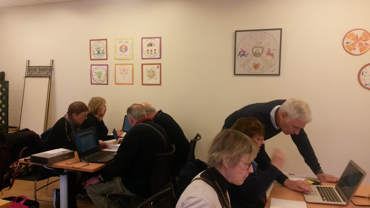 ECOTEMPSparis's tweet photo. Quelques images de l'atelier informatique 📱💻⌨️🖱️
 Merci aux super animateurs et aux nombreux participants !
 #entraide #partage #reciprocité https://t.co/M7WsyWoK83