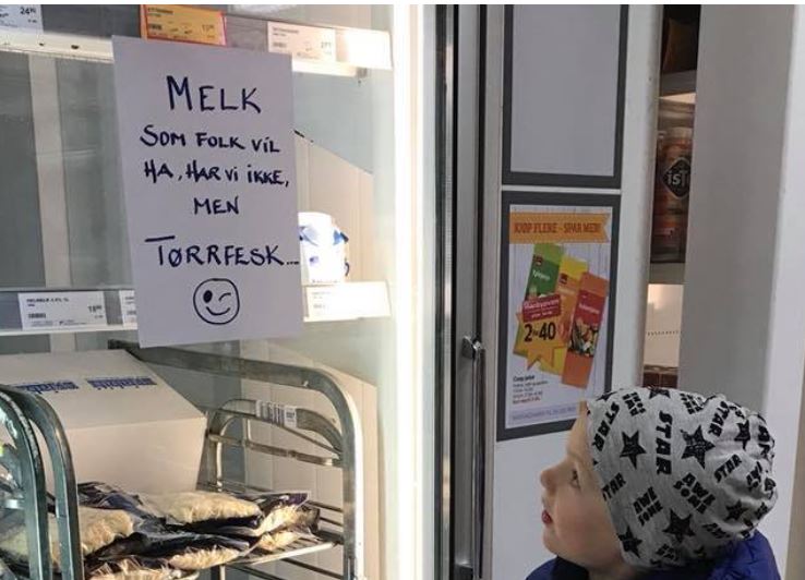 a_lona's tweet photo. Mange steder i #Finnmark har hatt problemer med matleveranser på grunn av stengte veier, men de klarer seg jo... 
Dette er fra #Berlevåg. Foto: #iFinnmark/privat https://t.co/pCamPEyjAd