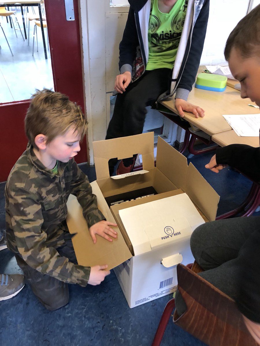 Obsdevoorzaan's tweet image. Grote Rekendag op beide locaties van de Voorzaan. Een flitsende start met het bouwen van de hoogste toren en de grootste muur. De rest van de dag passen, meten, wegen, uitproberen en heel veel rekenen. #GroteRekendag #ZaanPrimair