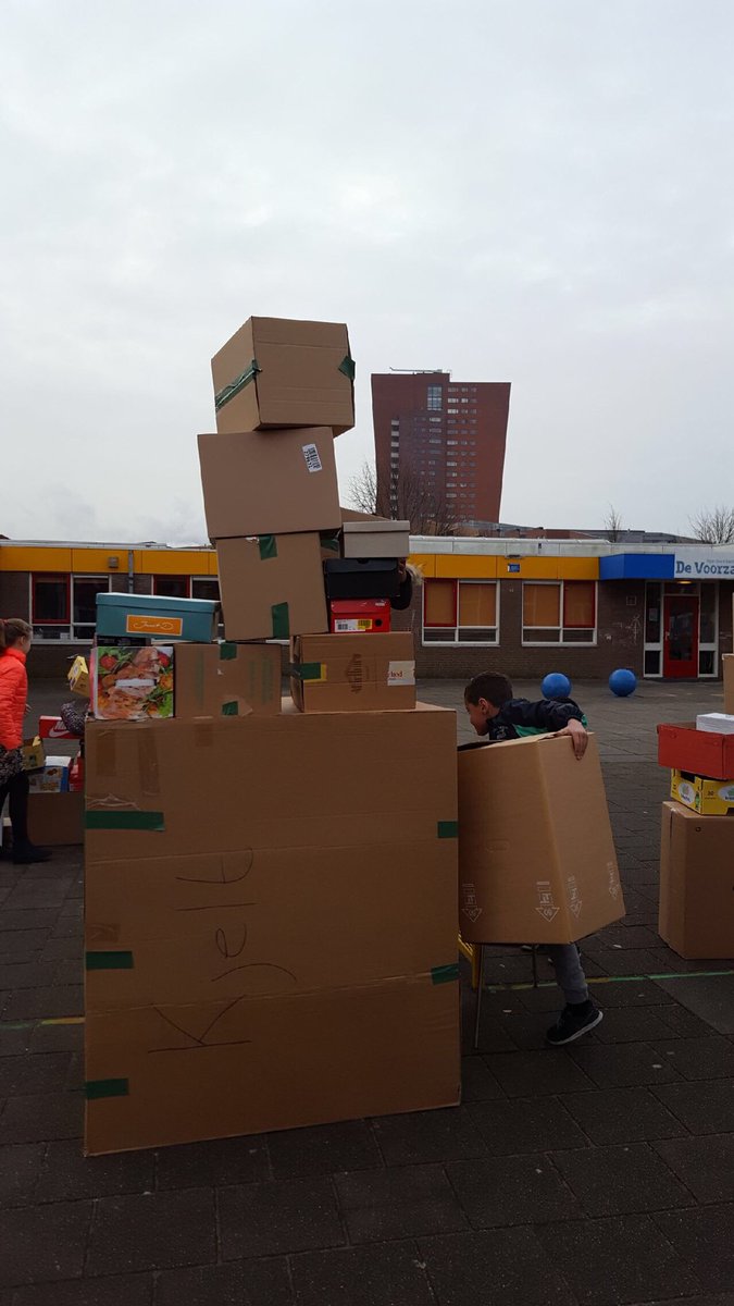 Obsdevoorzaan's tweet image. Grote Rekendag op beide locaties van de Voorzaan. Een flitsende start met het bouwen van de hoogste toren en de grootste muur. De rest van de dag passen, meten, wegen, uitproberen en heel veel rekenen. #GroteRekendag #ZaanPrimair
