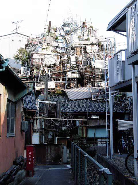 ギリギリのバランスｗｗｗ　積み方にセンスを感じるゴミ屋敷がヤバいｗｗｗ