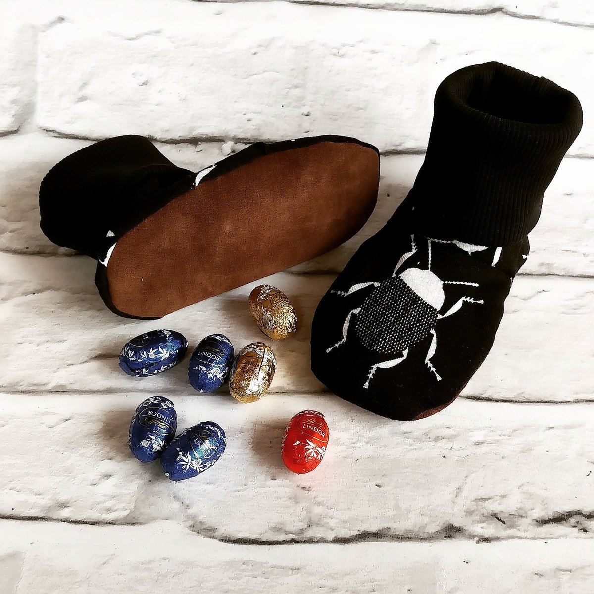 FreshAirButtons's tweet image. The bug boots have been popular and these were customised for an almost walking boddler #Etsy #babies #babyclothes #babygift #babyfashion #fashion #suede #upcycled #customize #bespoke #bugs