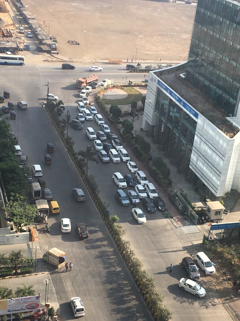 arch_gop's tweet photo. @RidlrMUM @RoadsOfMumbai @trafficwisdom bindaas triple parking at BKC where are the cops? #bkcparking #rulesdontmatter #randomparking https://t.co/cPuyv9oWCH