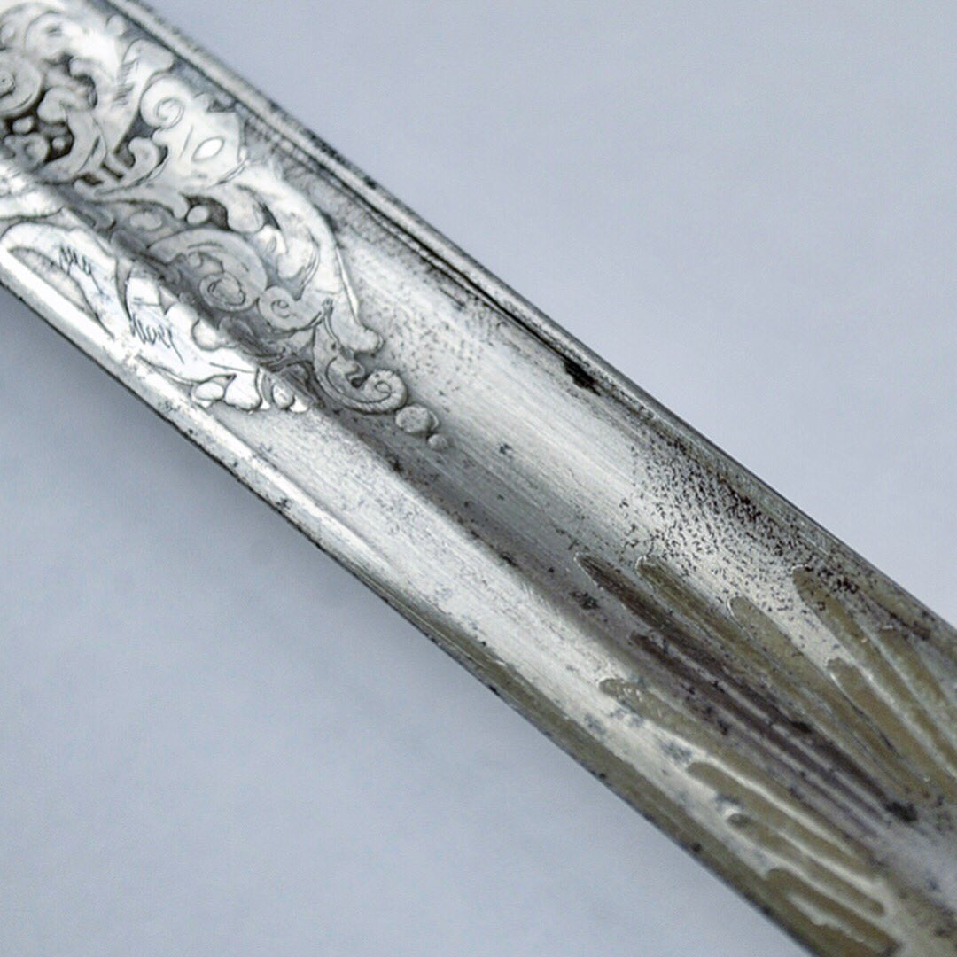Francescalevey's tweet photo. This is what happens when you touch a clean blade/metal surface with bare hands and don’t wipe it. Perfect fingerprints etched into the metal. Human sweat is corrosive, so when handling objects use gloves or simply wipe the surface with a soft cloth afterwards. @ICONSci https://t.co/7LcOrm6d0P